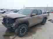 2023 Nissan Frontier SV с VIN 1N6ED1EJ7PN658717, выставлен на аукционе IAAI как лот 41419870 с пробегом 11 632 миль миль и . История ставок и продаж доступна на DreamBid. Изображение 19.