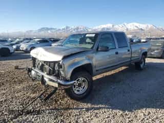1999 Chevrolet Silverado 3500 z VIN 1GCHK33J9XF039549, wystawiony jako Copart lot #42651625 z przebiegiem 136 853 mil mil oraz Szkoda całkowita • Salvage title. Historia ofert i sprzedaży dostępna na DreamBid. Obrazek 1.