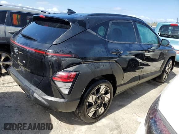 2024 Hyundai Kona SEL z VIN KM8HB3AB3RU129446, wystawiony jako Copart lot #76357584 z przebiegiem 8 537 mil mil oraz Nie do naprawy • Non repairable. Historia ofert i sprzedaży dostępna na DreamBid. Obrazek 3.