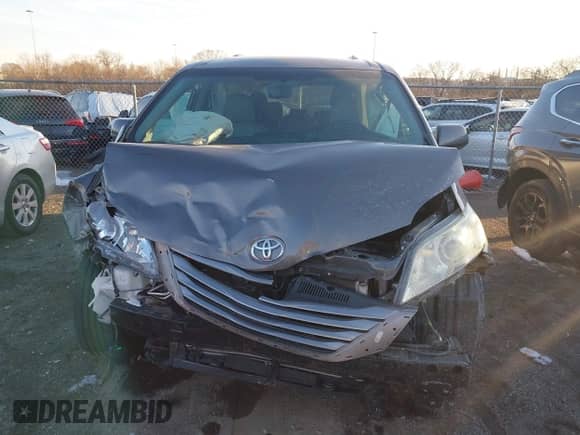 2017 Toyota Sienna XLE Auto Access Seat z VIN 5TDYZ3DC3HS880828, wystawiony jako IAAI lot #41609436 z przebiegiem 106 855 mil mil oraz . Historia ofert i sprzedaży dostępna na DreamBid. Obrazek 12.