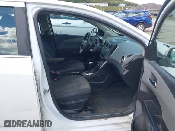 2016 Chevrolet Sonic LT z VIN 1G1JC5SH1G4103869, wystawiony jako IAAI lot #42971155 z przebiegiem 139 107 mil mil oraz . Historia ofert i sprzedaży dostępna na DreamBid. Obrazek 5.