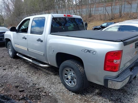 2011 Chevrolet Silverado 1500 LS z VIN 3GCPKREA3BG354169, wystawiony jako IAAI lot #42039767 z przebiegiem 158 259 mil mil oraz . Historia ofert i sprzedaży dostępna na DreamBid. Obrazek 14.
