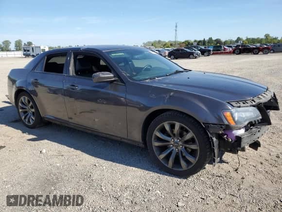2014 Chrysler 300 S with VIN 2C3CCABG8EH252588, listed as a Copart auction lot 70473335 with 273,731 mi miles and Clean title. Bid and sale history available at DreamBid. Image 4.