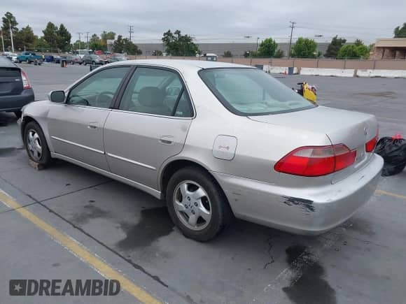 1998 Honda Accord EX с VIN 1HGCG6673WA139236, выставлен на аукционе IAAI как лот 42820922 с пробегом 268 880 миль миль и . История ставок и продаж доступна на DreamBid. Изображение 3.