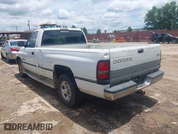 1994 Dodge 1500 z VIN 1B7HC16YXRS728049, wystawiony jako IAAI lot #42449949 z przebiegiem 132 493 mil mil oraz . Historia ofert i sprzedaży dostępna na DreamBid. Obrazek 3.