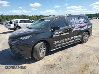 2021 Toyota Sienna XLE z VIN 5TDYRKEC4MS063354, wystawiony jako Copart lot #70983835 z przebiegiem 26 658 mil mil oraz Szkoda całkowita • Salvage title. Historia ofert i sprzedaży dostępna na DreamBid. Obrazek 1.