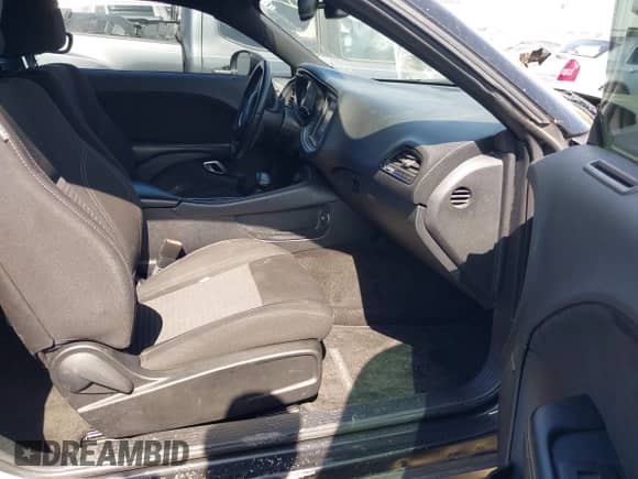 2015 Dodge Challenger SXT z VIN 2C3CDZAG5FH770530, wystawiony jako IAAI lot #41971010 z przebiegiem 144 803 mil mil oraz . Historia ofert i sprzedaży dostępna na DreamBid. Obrazek 5.