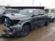 2022 Toyota Tacoma SR5 z VIN 3TYDZ5BN1NT017041, wystawiony jako IAAI lot #41475501 z przebiegiem 39 460 mil mil oraz . Historia ofert i sprzedaży dostępna na DreamBid. Obrazek 18.