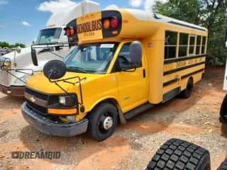 2004 Chevrolet Express Commercial DRW C7L с VIN 1GBJG31U441124800, выставлен на аукционе Copart как лот 62553055 с пробегом 76 899 миль миль и Списание • Salvage title. История ставок и продаж доступна на DreamBid. Изображение 1.