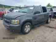 2010 Chevrolet Suburban LS с VIN 1GNUCHE07AR213838, выставлен на аукционе IAAI как лот 42523274 с пробегом 251 109 миль миль и . История ставок и продаж доступна на DreamBid. Изображение 2.
