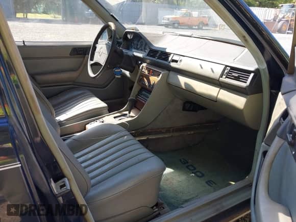 1988 Mercedes-Benz 300 E z VIN WDBEA30D7JA621107, wystawiony jako IAAI lot #43081479 z przebiegiem 118 345 mil mil oraz . Historia ofert i sprzedaży dostępna na DreamBid. Obrazek 5.
