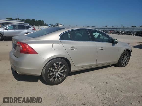 2018 Volvo S60 Inscription Platinum z VIN LYV402TM8JB157307, wystawiony jako Copart lot #81126285 z przebiegiem 95 220 mil mil oraz Szkoda całkowita • Salvage title. Historia ofert i sprzedaży dostępna na DreamBid. Obrazek 3.
