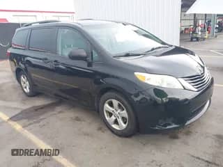 2017 Toyota Sienna LE Auto Access Seat z VIN 5TDKZ3DC4HS879967, wystawiony jako IAAI lot #42680163 z przebiegiem 136 047 mil mil oraz . Historia ofert i sprzedaży dostępna na DreamBid. Obrazek 1.
