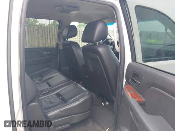 2010 Chevrolet Suburban LT z VIN 1GNUCJE01AR199247, wystawiony jako IAAI lot #42365497 z przebiegiem 289 944 mil mil oraz . Historia ofert i sprzedaży dostępna na DreamBid. Obrazek 8.