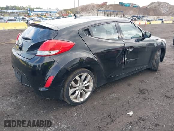2013 Hyundai Veloster w/Gray Int z VIN KMHTC6AD1DU116567, wystawiony jako IAAI lot #43273057 z przebiegiem 109 490 mil mil oraz . Historia ofert i sprzedaży dostępna na DreamBid. Obrazek 4.