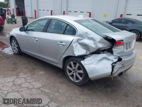 2016 Volvo S60 T5 Drive-E Premier z VIN YV126MFK8G2406947, wystawiony jako IAAI lot #42527322 z przebiegiem 49 795 mil mil oraz . Historia ofert i sprzedaży dostępna na DreamBid. Obrazek 3.