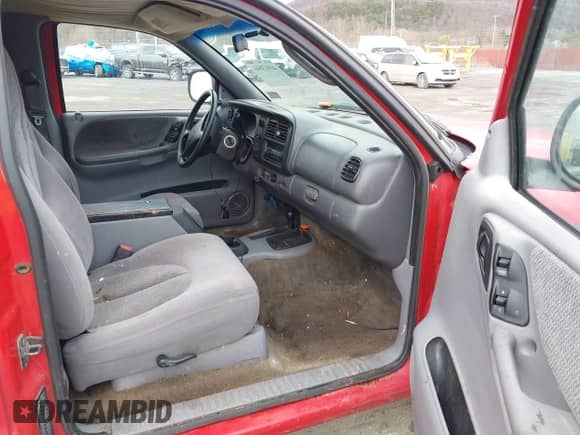 1998 Dodge Dakota SLT z VIN 1B7GG22Y1WS519712, wystawiony jako IAAI lot #41913541 z przebiegiem 232 892 mil mil oraz . Historia ofert i sprzedaży dostępna na DreamBid. Obrazek 5.