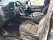 2023 Chevrolet Suburban LS z VIN 1GNSKBKD0PR157121, wystawiony jako Copart lot #63974745 z przebiegiem 184 273 mil mil oraz Czysty tytuł • Clean title. Historia ofert i sprzedaży dostępna na DreamBid. Obrazek 7.