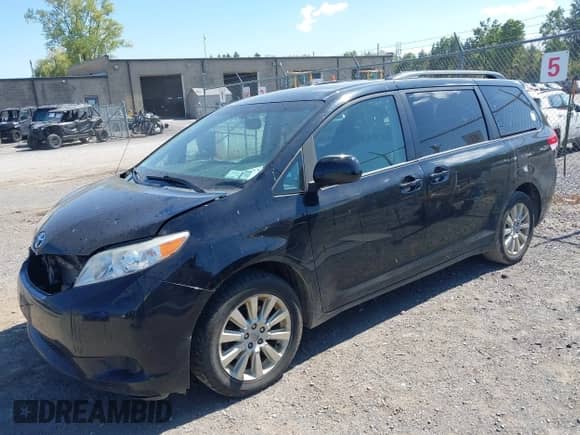 2014 Toyota Sienna LE z VIN 5TDJK3DC0ES091392, wystawiony jako IAAI lot #43138131 z przebiegiem 161 711 mil mil oraz . Historia ofert i sprzedaży dostępna na DreamBid. Obrazek 2.