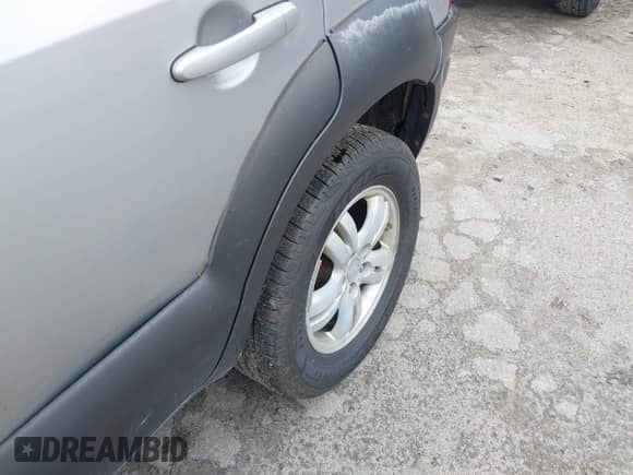 2007 Hyundai Tucson SE z VIN KM8JN72D37U595035, wystawiony jako IAAI lot #42198427 z przebiegiem 184 750 mil mil oraz . Historia ofert i sprzedaży dostępna na DreamBid. Obrazek 6.