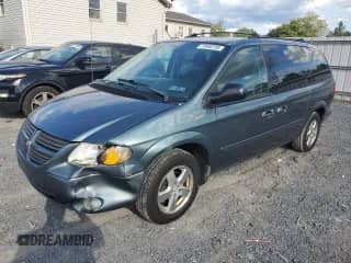 2005 Dodge Caravan SXT with VIN 2D4GP44L05R420198, listed as a Copart auction lot 70580795 with 260,624 mi miles and Salvage title. Bid and sale history available at DreamBid. Image 1.