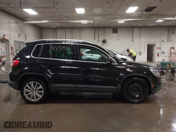 2010 Volkswagen Tiguan SE с VIN WVGBV7AX0AW001089, выставлен на аукционе IAAI как лот 43197345 с пробегом 176 507 миль миль и . История ставок и продаж доступна на DreamBid. Изображение 14.