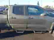 2024 Toyota Tacoma SR5 z VIN 3TMLB5JN9RM057547, wystawiony jako IAAI lot #42865640 z przebiegiem 28 049 mil mil oraz . Historia ofert i sprzedaży dostępna na DreamBid. Obrazek 13.