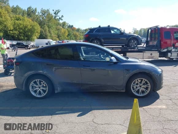 2020 Tesla Model Y Long Range with VIN 5YJYGDEE7LF016339, listed as a IAAI auction lot 43228890 with 38,227 mi miles and . Bid and sale history available at DreamBid. Image 13.