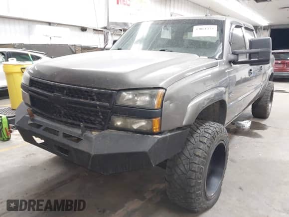 2006 Chevrolet Silverado 2500HD LT3 z VIN 1GCHK23D46F186865, wystawiony jako IAAI lot #43061235 z przebiegiem Nie podano mil oraz . Historia ofert i sprzedaży dostępna na DreamBid. Obrazek 6.