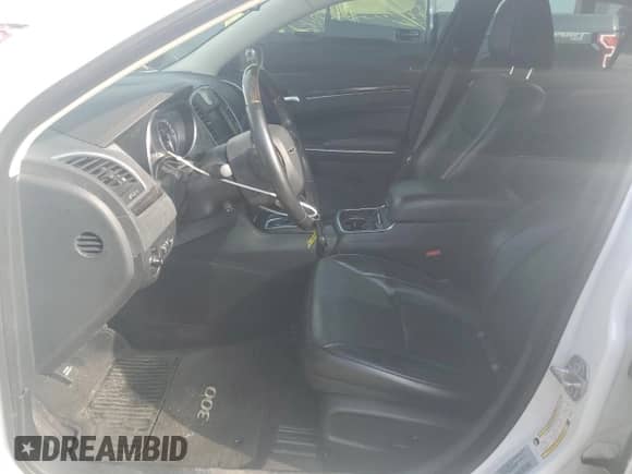 2017 Chrysler 300 C с VIN 2C3CCAKGXHH582558, выставлен на аукционе Copart как лот 62297955 с пробегом 94 356 миль миль и Списание • Salvage title. История ставок и продаж доступна на DreamBid. Изображение 7.