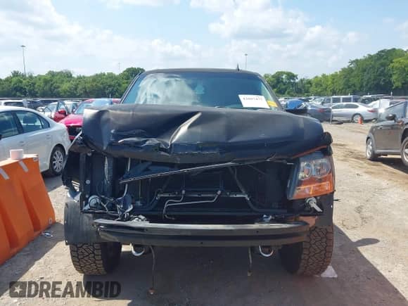 2013 Chevrolet Suburban LT z VIN 1GNSKJE72DR285369, wystawiony jako IAAI lot #42807477 z przebiegiem 140 473 mil mil oraz . Historia ofert i sprzedaży dostępna na DreamBid. Obrazek 12.