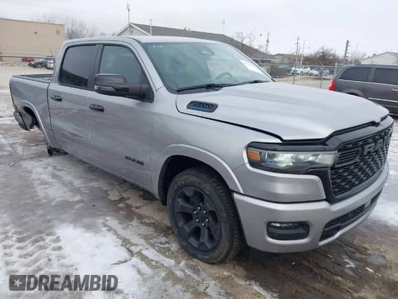 2025 Ram 1500 Lone Star z VIN 1C6RRFFG1SN537641, wystawiony jako IAAI lot #41563794 z przebiegiem 11 488 mil mil oraz . Historia ofert i sprzedaży dostępna na DreamBid. Obrazek 1.
