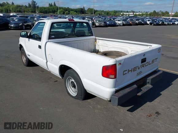 1995 Chevrolet S-10 with VIN 1GCCS1449S8232191, listed as a IAAI auction lot 42696740 with 101,072 mi miles and . Bid and sale history available at DreamBid. Image 3.