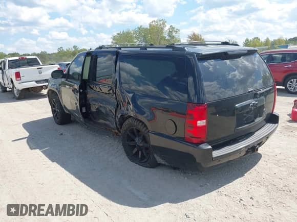 2009 Chevrolet Suburban LTZ z VIN 1GNFK36329R145158, wystawiony jako IAAI lot #43141956 z przebiegiem 336 452 mil mil oraz . Historia ofert i sprzedaży dostępna na DreamBid. Obrazek 3.