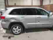 2017 Jeep Grand Cherokee 75th Anniversary z VIN 1C4RJFAGXHC749157, wystawiony jako IAAI lot #42017204 z przebiegiem 119 523 mil mil oraz . Historia ofert i sprzedaży dostępna na DreamBid. Obrazek 6.