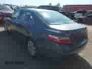 2008 Toyota Camry LE z VIN 4T1BE46K78U242732, wystawiony jako IAAI lot #43283647 z przebiegiem 120 546 mil mil oraz . Historia ofert i sprzedaży dostępna na DreamBid. Obrazek 3.