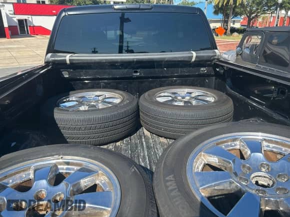 2009 GMC Sierra 1500 z VIN 2GTEC290291129595, wystawiony jako Copart lot #90131885 z przebiegiem 124 544 mil mil oraz Czysty tytuł • Clean title. Historia ofert i sprzedaży dostępna na DreamBid. Obrazek 12.