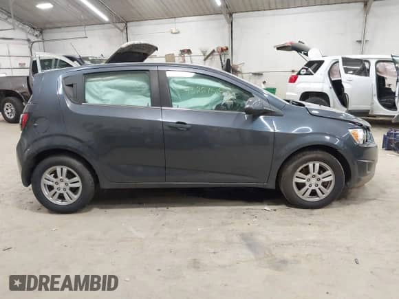 2012 Chevrolet Sonic LT z VIN 1G1JC6SH1C4223431, wystawiony jako IAAI lot #43227518 z przebiegiem 114 112 mil mil oraz . Historia ofert i sprzedaży dostępna na DreamBid. Obrazek 14.
