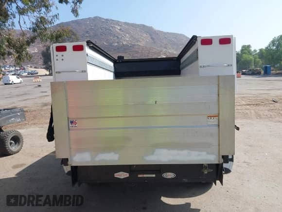 2019 Ford F-150 XL z VIN 1FTEX1C41KKE83608, wystawiony jako IAAI lot #43354361 z przebiegiem 126 831 mil mil oraz . Historia ofert i sprzedaży dostępna na DreamBid. Obrazek 17.