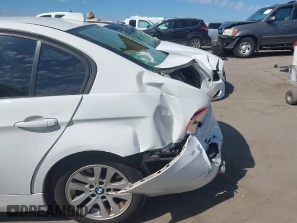 2007 BMW 3 Series 328i z VIN WBAVC53547FZ73971, wystawiony jako IAAI lot #43293178 z przebiegiem 137 616 mil mil oraz . Historia ofert i sprzedaży dostępna na DreamBid. Obrazek 6.