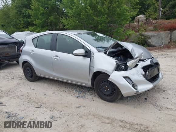 2015 Toyota Prius One z VIN JTDKDTB38F1583183, wystawiony jako IAAI lot #42905756 z przebiegiem 166 787 mil mil oraz . Historia ofert i sprzedaży dostępna na DreamBid. Obrazek 1.