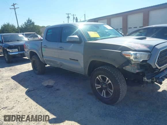 2019 Toyota Tacoma TRD Off Road z VIN 3TMCZ5AN2KM207371, wystawiony jako IAAI lot #43130878 z przebiegiem 104 178 mil mil oraz . Historia ofert i sprzedaży dostępna na DreamBid. Obrazek 1.