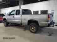 2001 Chevrolet Silverado 2500HD LS z VIN 1GCHK29U01E261048, wystawiony jako Copart lot #71836145 z przebiegiem 94 197 mil mil oraz Czysty tytuł • Clean title. Historia ofert i sprzedaży dostępna na DreamBid. Obrazek 2.