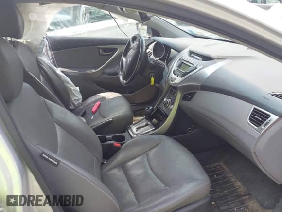 2013 Hyundai Elantra GLS z VIN KMHDH4AE6DU569067, wystawiony jako IAAI lot #42717649 z przebiegiem 122 915 mil mil oraz . Historia ofert i sprzedaży dostępna na DreamBid. Obrazek 5.