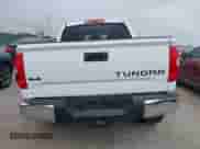 2017 Toyota Tundra SR5 z VIN 5TFEW5F14HX220598, wystawiony jako IAAI lot #42244935 z przebiegiem 95 617 mil mil oraz . Historia ofert i sprzedaży dostępna na DreamBid. Obrazek 17.