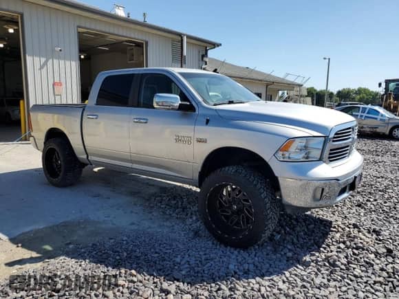 2016 Ram 1500 Lone Star z VIN 3C6RR6LT6GG288464, wystawiony jako Copart lot #83814415 z przebiegiem 132 398 mil mil oraz Czysty tytuł • Clean title. Historia ofert i sprzedaży dostępna na DreamBid. Obrazek 4.
