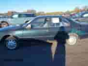 1995 Toyota Camry LE z VIN 4T1SK12E6SU881618, wystawiony jako IAAI lot #43507584 z przebiegiem 197 973 mil mil oraz . Historia ofert i sprzedaży dostępna na DreamBid. Obrazek 5.