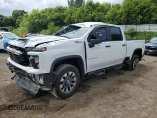 2024 Chevrolet Silverado 2500HD Custom с VIN 2GC4YME71R1118387, выставлен на аукционе Copart как лот 65966165 с пробегом 25 152 миль миль и Списание • Salvage title. История ставок и продаж доступна на DreamBid. Изображение 1.