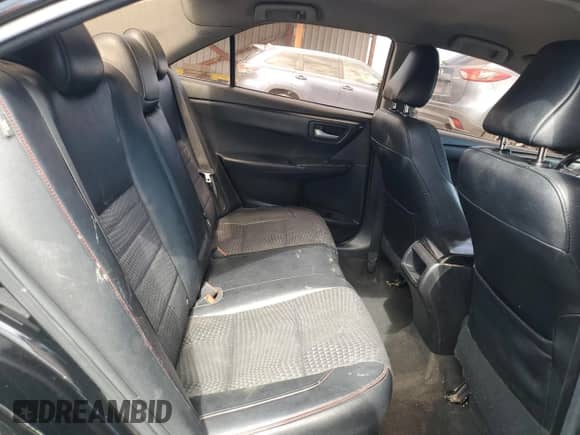 2015 Toyota Camry SE z VIN 4T1BF1FK5FU894791, wystawiony jako Copart lot #82327015 z przebiegiem 218 883 mil mil oraz Szkoda całkowita • Salvage title. Historia ofert i sprzedaży dostępna na DreamBid. Obrazek 10.