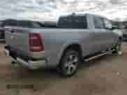 2020 Ram 1500 Laramie z VIN 1C6SRFRTXLN153613, wystawiony jako Copart lot #57572185 z przebiegiem 31 796 mil mil oraz Szkoda całkowita • Salvage title. Historia ofert i sprzedaży dostępna na DreamBid. Obrazek 3.